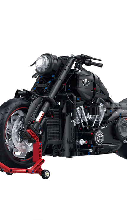 BRICKROYAL BR60521: 1:5 matte-black custom cruiser motorcycle building kit, 2050 pcs with lifting rear wheel, 3-speed gearbox & display stand. Age 14+.